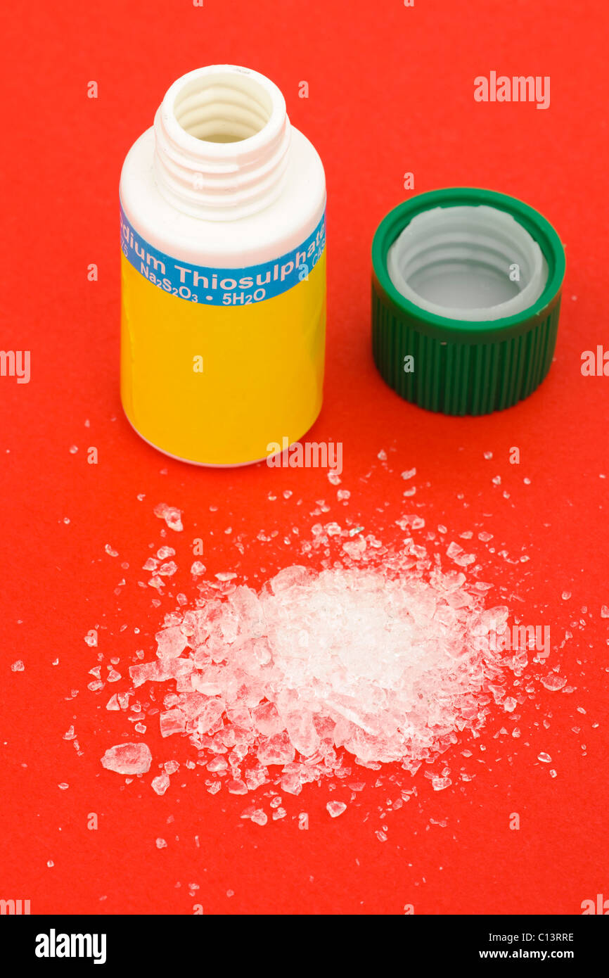 Ouvert contenant en plastique de thiosulfate de sodium Banque D'Images