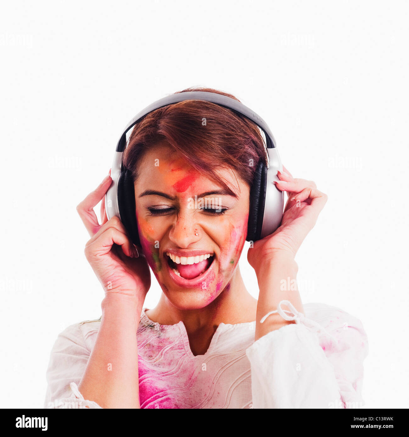 Woman listening to headphones sur Holi Banque D'Images