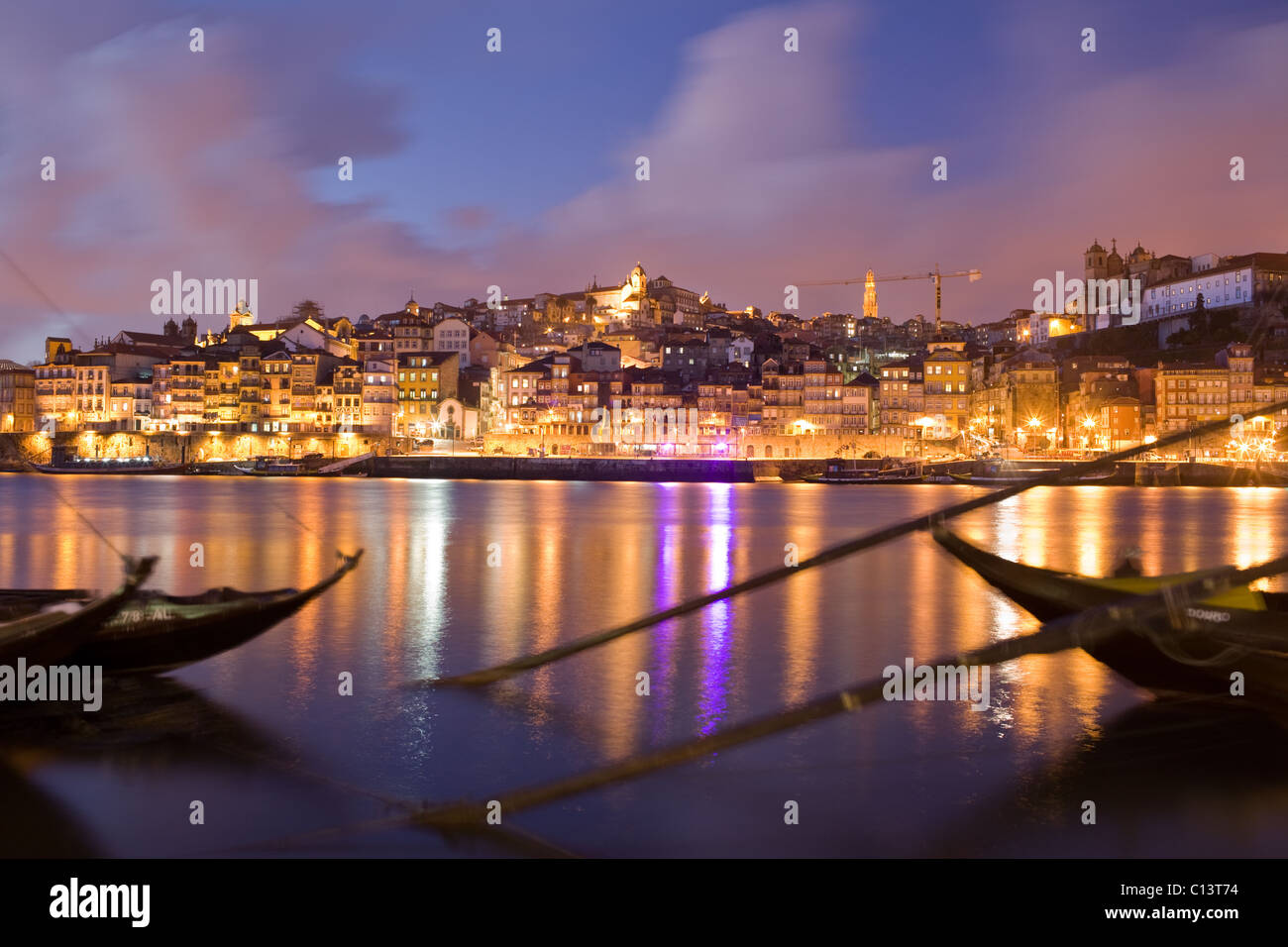 Cais de Ribeira, rabelo bateaux dans le fleuve Douro, Porto, Portugal Banque D'Images