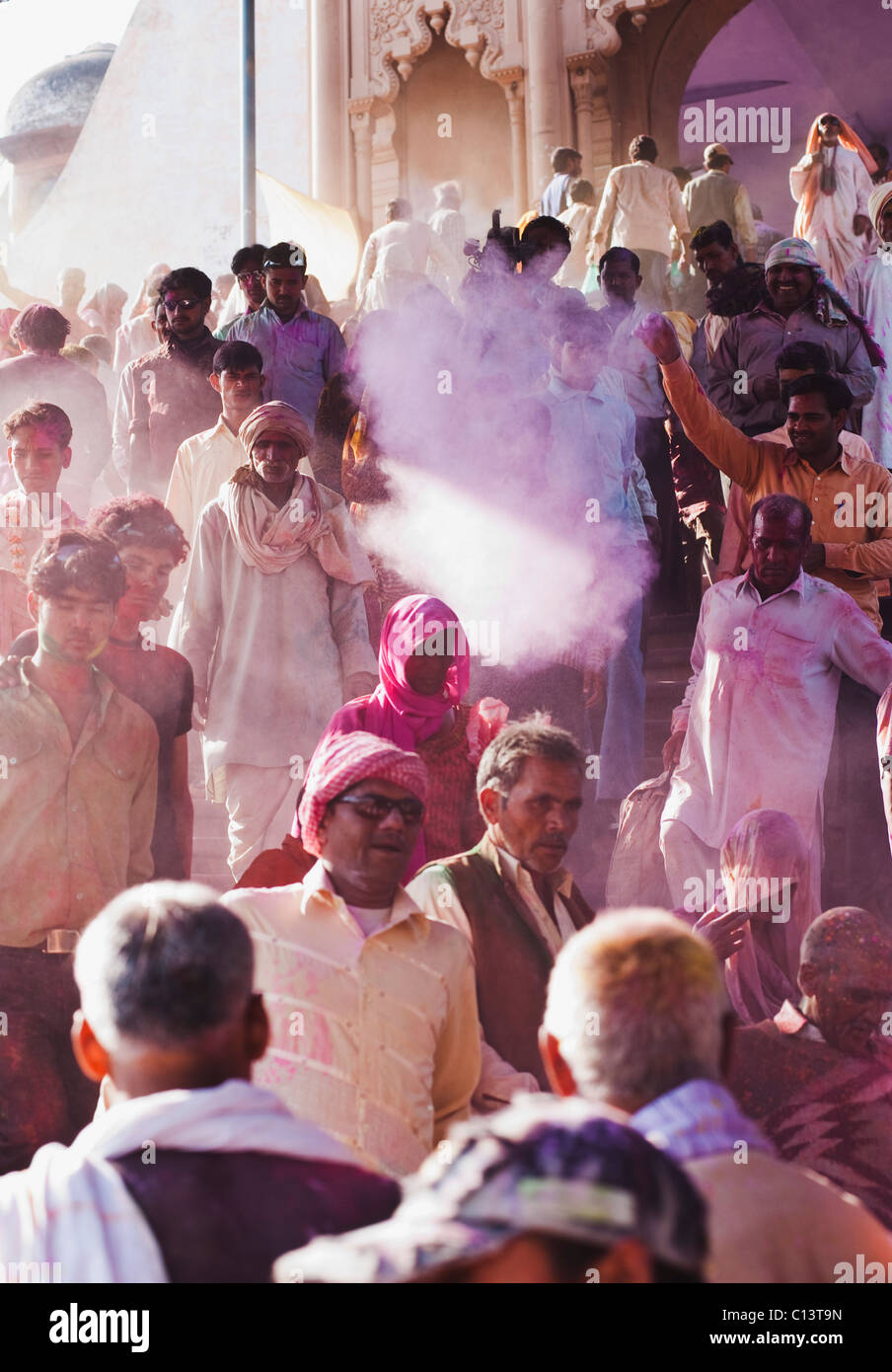 Groupe de personnes célébrant Holi festival, Barsana, Uttar Pradesh, Inde Banque D'Images