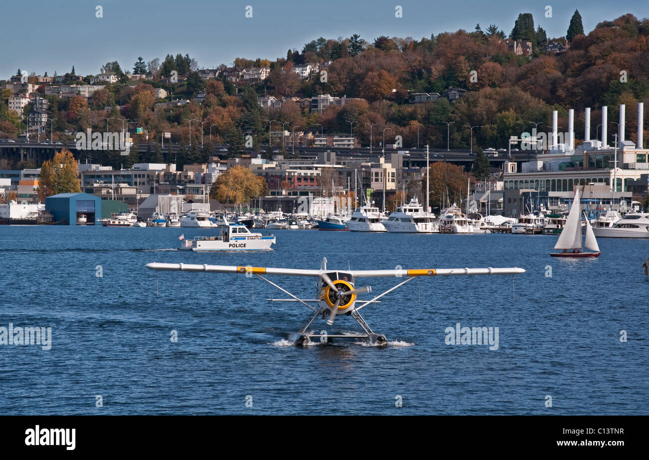 Cette image a un avion et un bateau de la police de Seattle qui voyagent sur Lake Union à Seattle, comté de King, Washington en automne. Banque D'Images