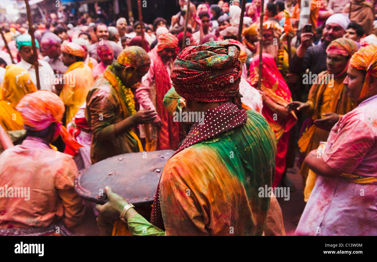 'Les gens célébrant la latte, maar Holi' Festival, Barsana, Uttar Pradesh en Inde Banque D'Images