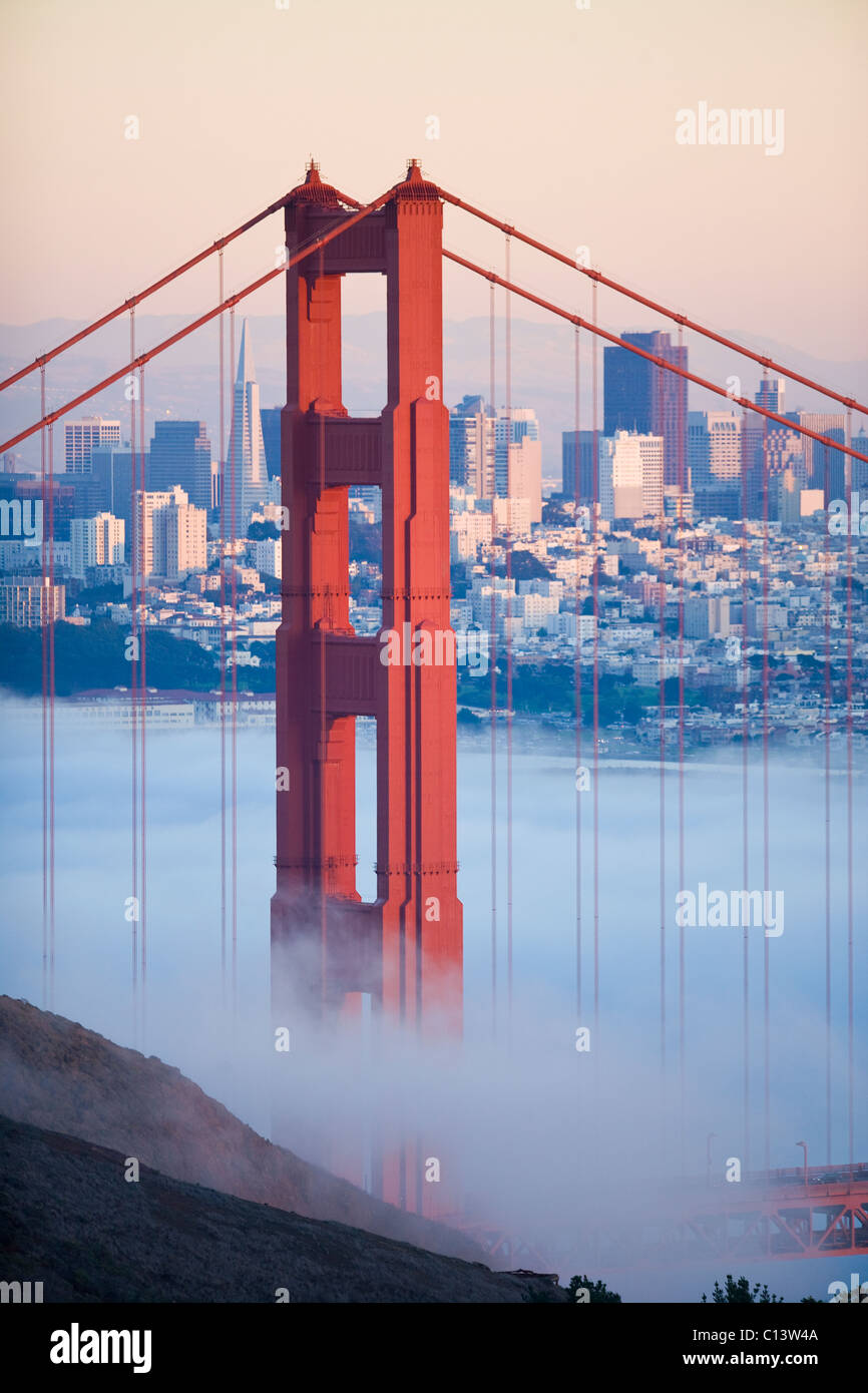 États-unis, Californie, San Francisco, Golden Gate Bridge dans le brouillard Banque D'Images