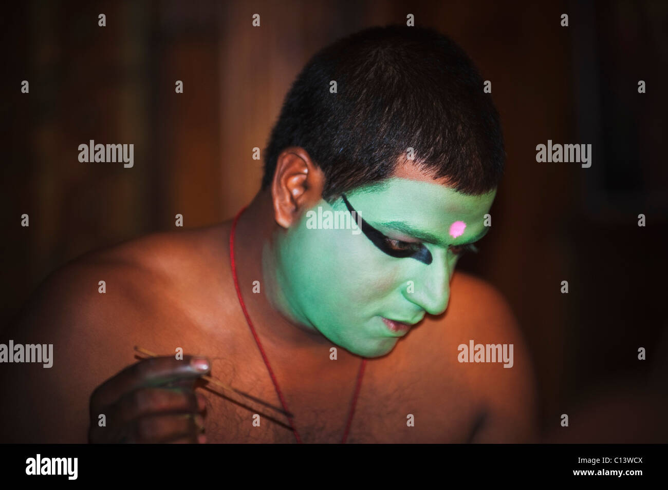 L'homme l'application de maquillage pour le Kathakali performance, Kochi, Kerala, Inde Banque D'Images