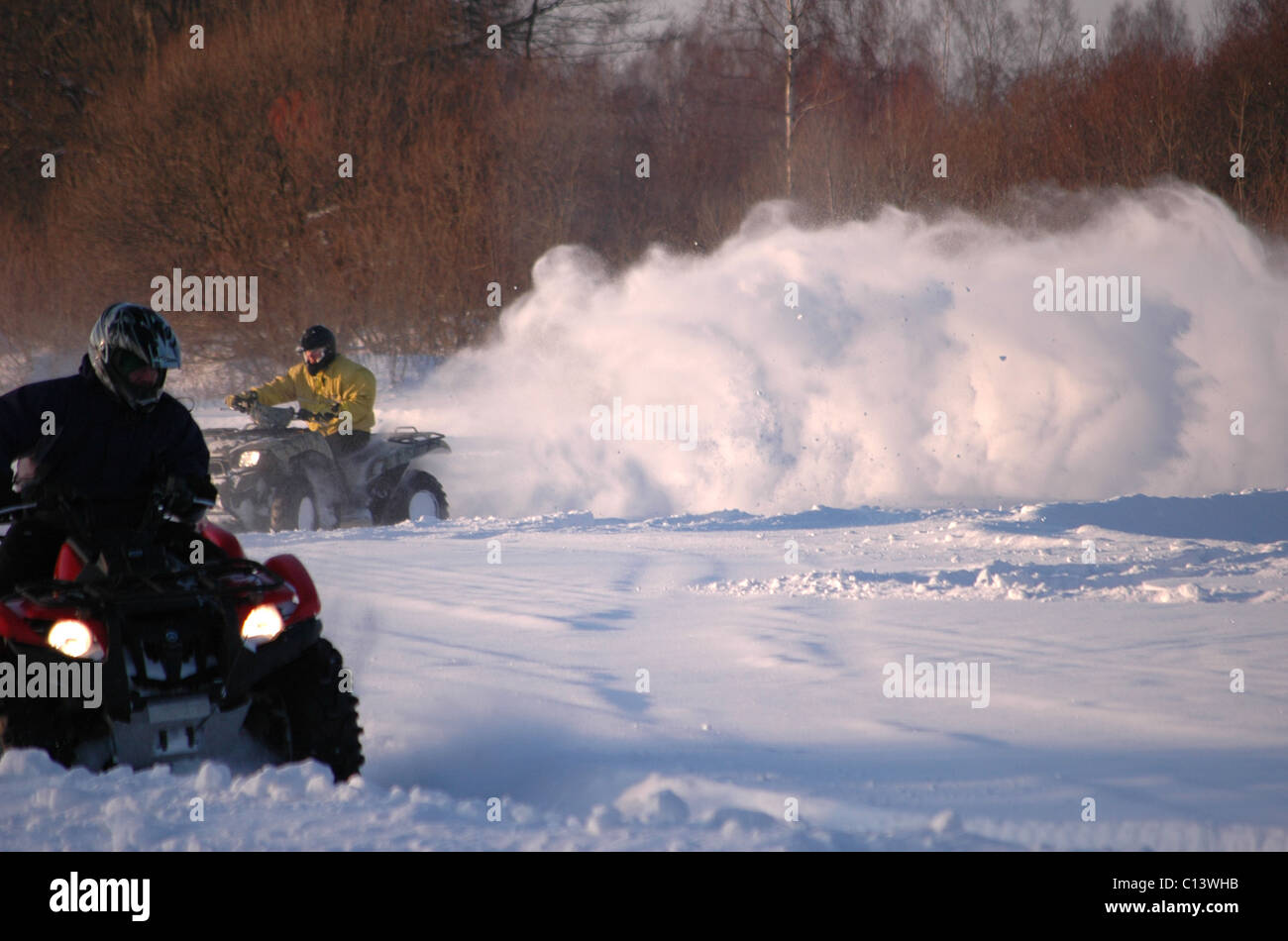 Véhicule tout terrain en mouvement à l'hiver Banque D'Images