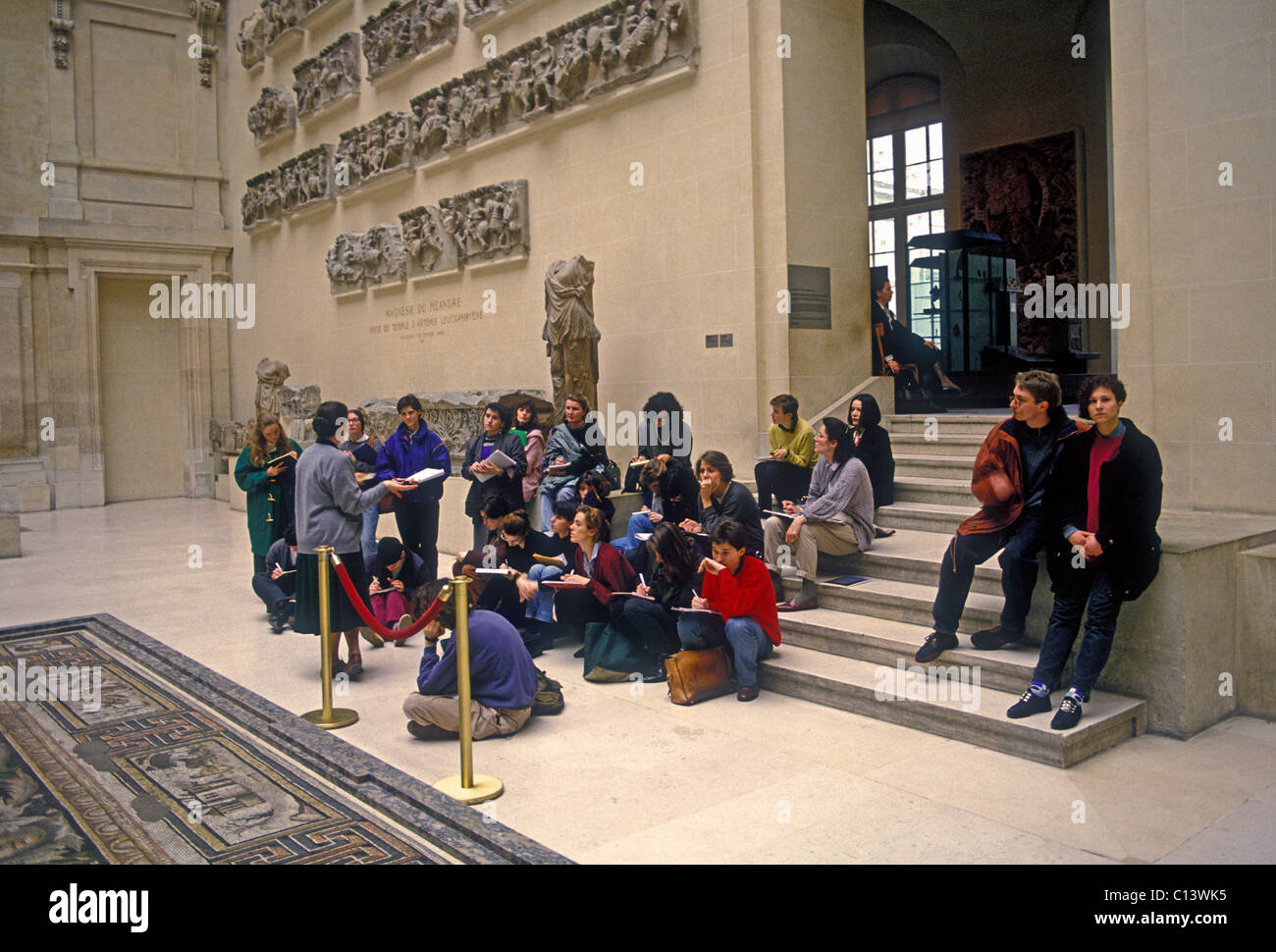 Les gens étudiants voyage d'antiquités grecques du Louvre Galerie Denon à ville de Paris Ile-de-France France Banque D'Images