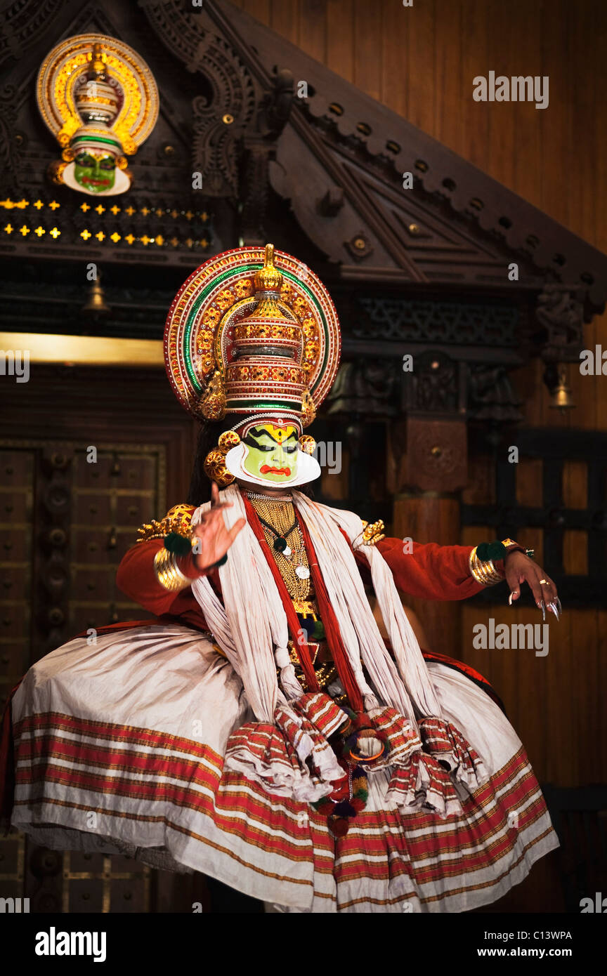 Man performing danse Kathakali, Kochi, Kerala, Inde Banque D'Images