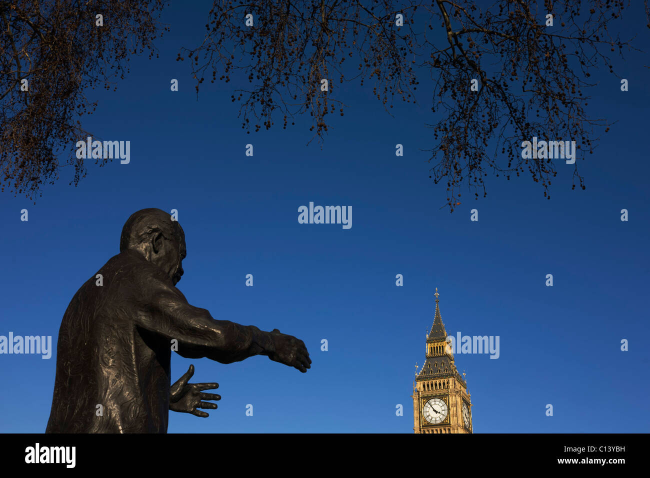 Pour atteindre les mains de l'ex-Président sud-africain Nelson Mandela apparemment la statue portée Elizabeth Tower à la place du Parlement. Banque D'Images