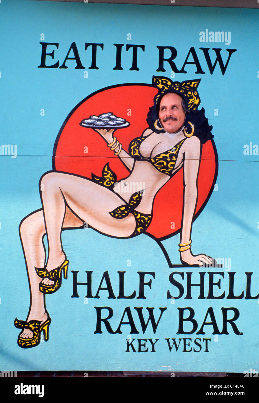 Un homme moustachu pose dans la photo cut-out signe d'une serveuse en bikini à la demi-coquille Raw Bar, un restaurant de fruits de mer dans la région de Key West, Floride, USA. Banque D'Images