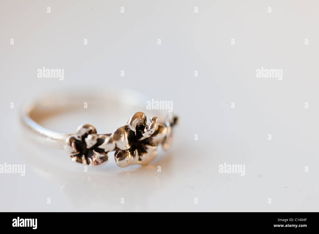Bague argent sur fond blanc macro Banque D'Images