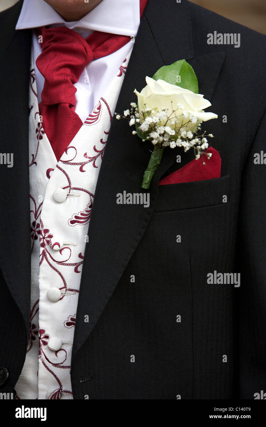 Matin costume porté par un groom dans un mariage avec un corsage ou  boutonnière en place et mouchoir de poche Photo Stock - Alamy