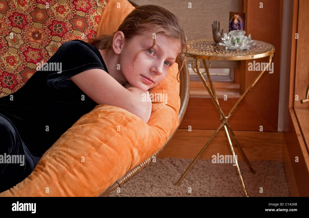 Cette Jolie Fille De 10 Ans Brune Avec Des Yeux Verts Et Des Cheveux Est Reposant Sur Une Chaise Par Une Fenetre Photo Stock Alamy Cette Jolie Fille De 10 Ans Brune Avec Des Yeux Verts Et Des Cheveux Est Reposant Sur Une Chaise Par Une Fenetre Photo Stock Alamy