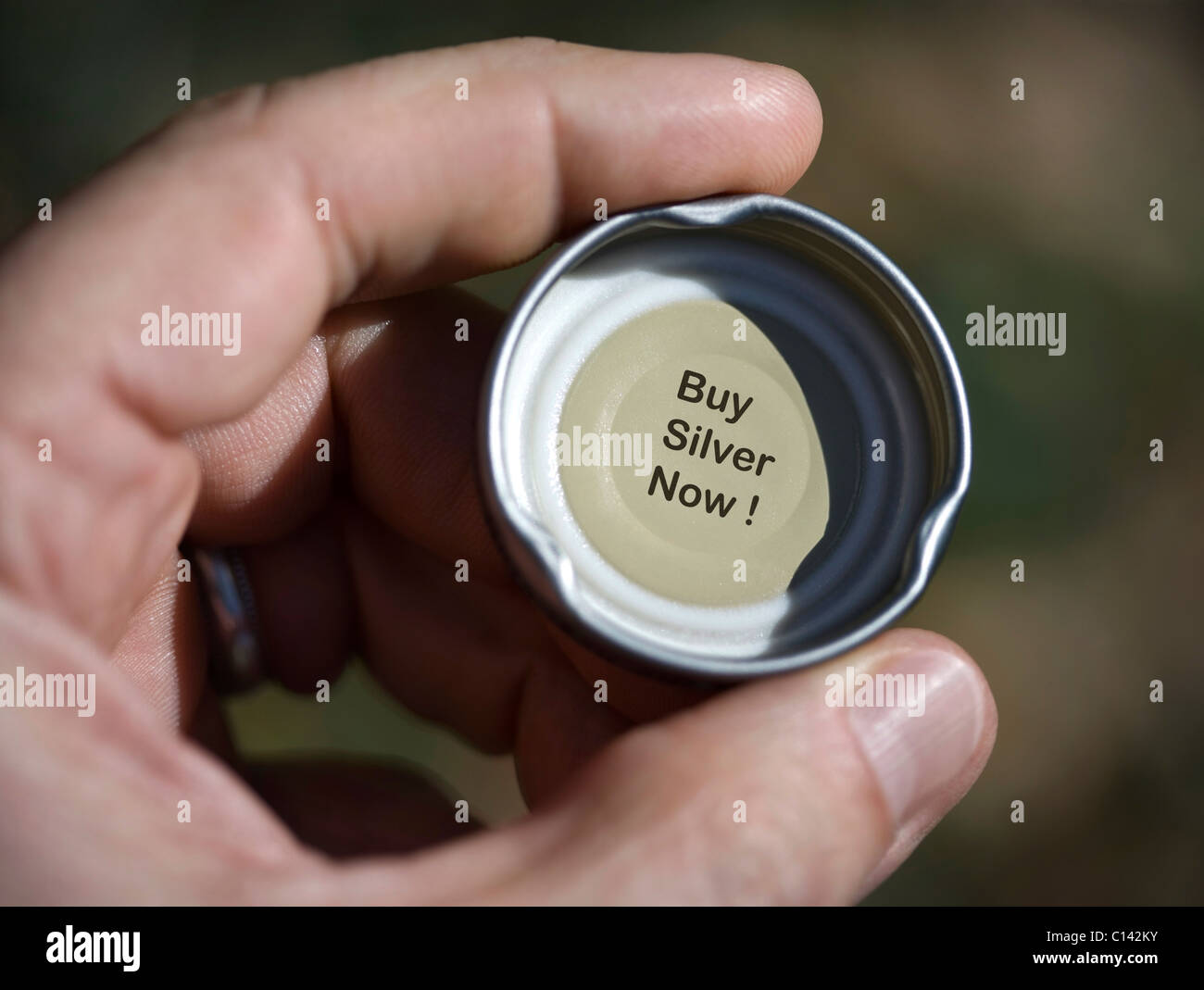 À l'intérieur d'une capsule de bouteille avec message d'acheter l'argent maintenant. Banque D'Images