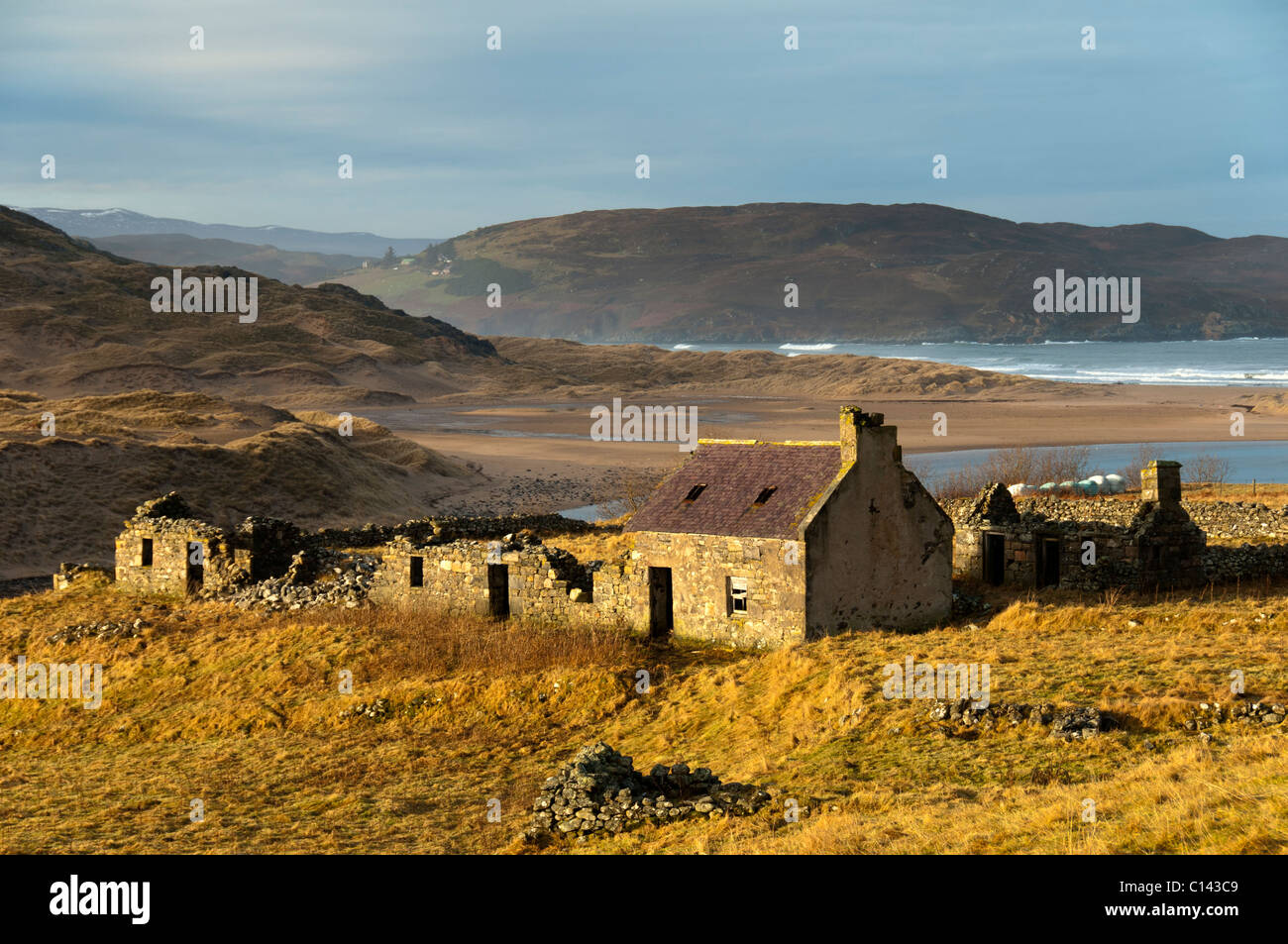 Bâtiments de ferme en ruine au-dessus de la baie, à Bettyhill Torrisdale, Strathnaver, sur la côte nord de l'Ecosse, Sutherland, UK Banque D'Images