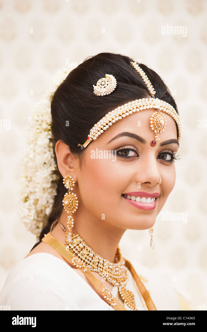 Portrait d'une mariée en robe traditionnelle d'Inde du Sud smiling Banque D'Images