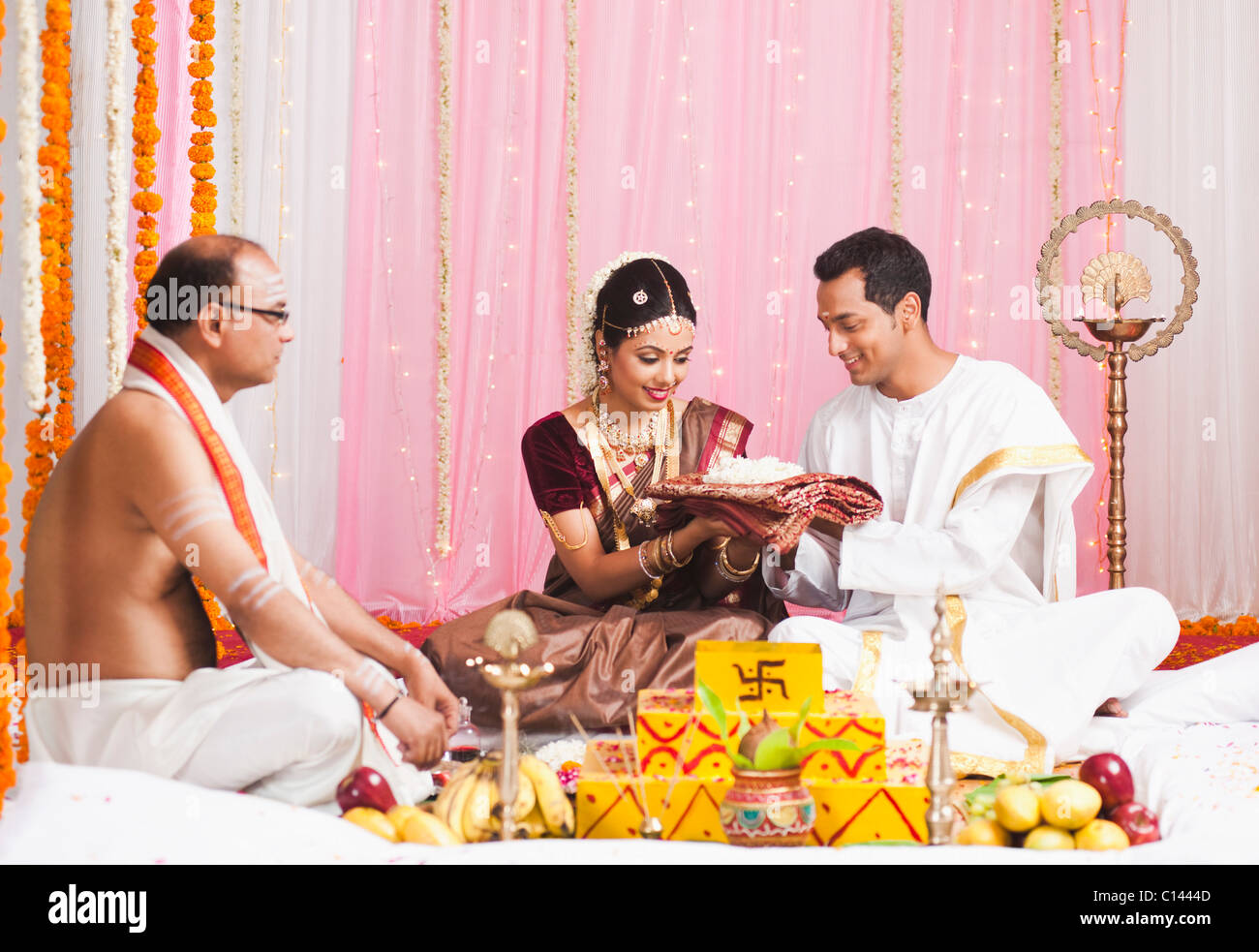 Epoux donnant un sari a la mariee a la ceremonie de mariage indien du Sud Photo Stock Alamy
