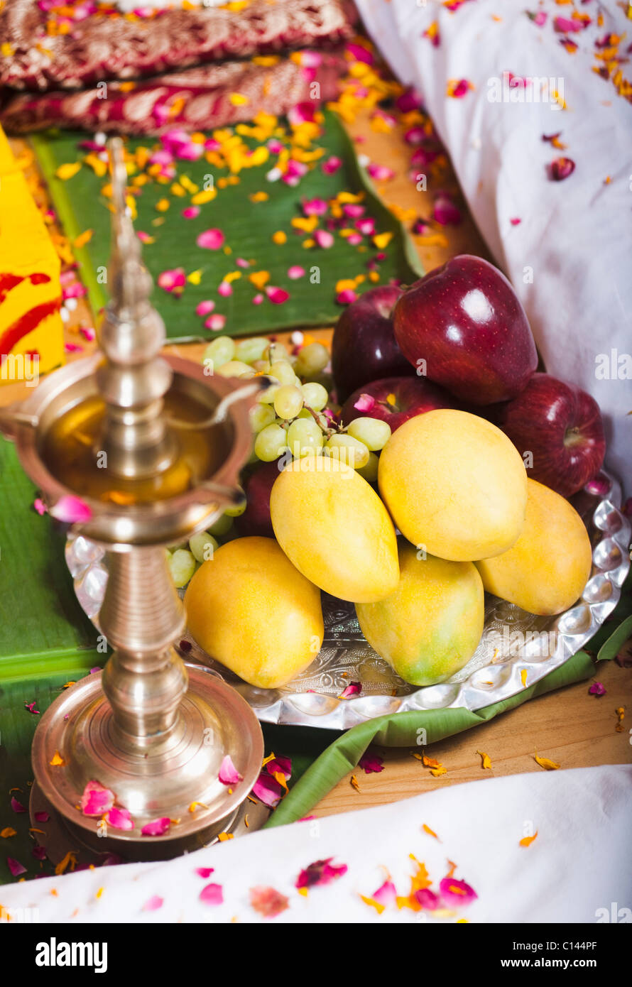 Lampe d'huile et de fruits à proximité d'un havan kund au cours de la cérémonie de mariage indien du Sud Banque D'Images