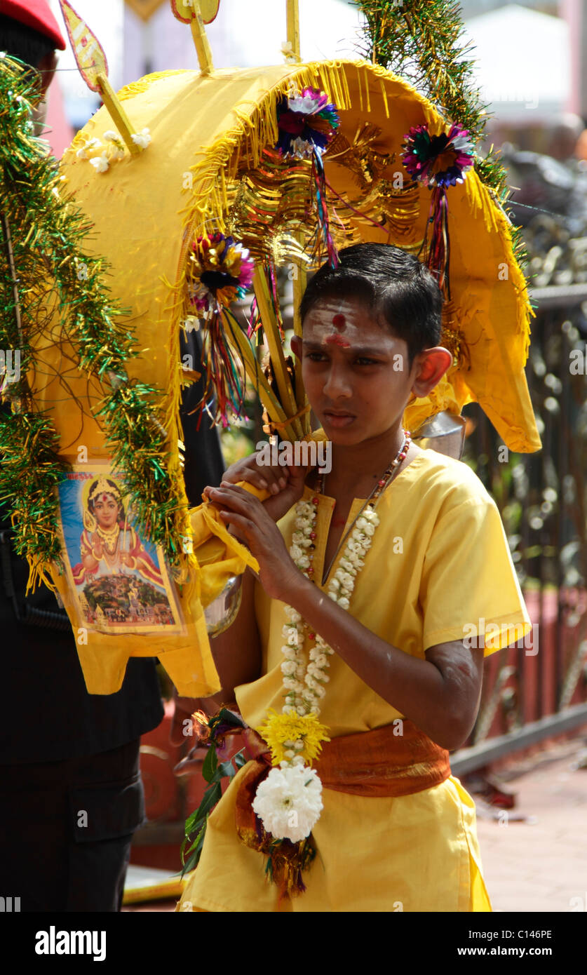 Un garçon porte un Kavadi pendant le festival hindou de Thaipusam à Batu Caves, la Malaisie. Banque D'Images