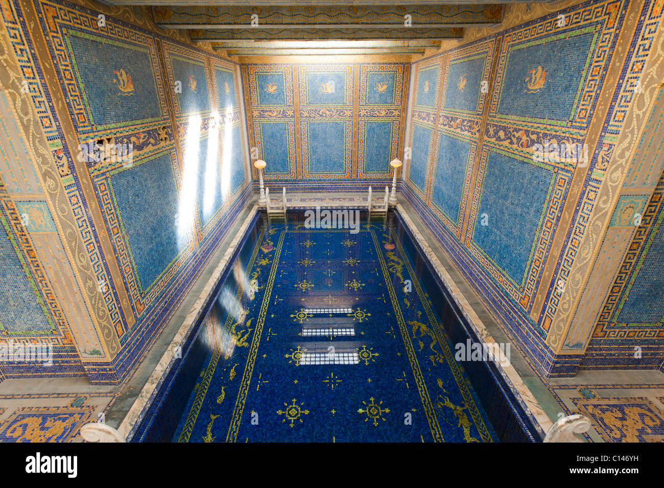 Hearst Castle n San Simeon, en Californie, construit par William Randolph Hearst. La piscine romaine de l'intérieur avec des carreaux. Banque D'Images