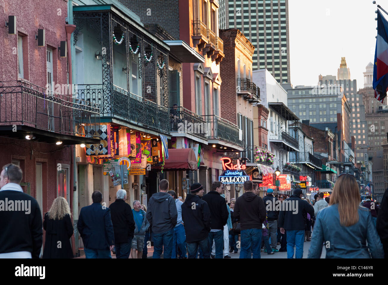 Les gens la croisière le long des bars et des boîtes de nuit sur Bourbon Street à La Nouvelle Orléans Banque D'Images
