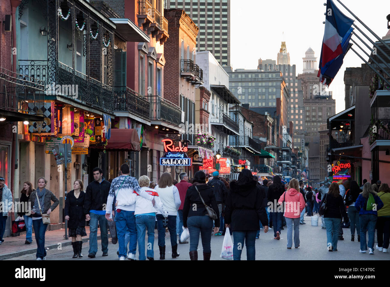 Les gens la croisière le long des bars et des boîtes de nuit sur Bourbon Street à La Nouvelle Orléans Banque D'Images
