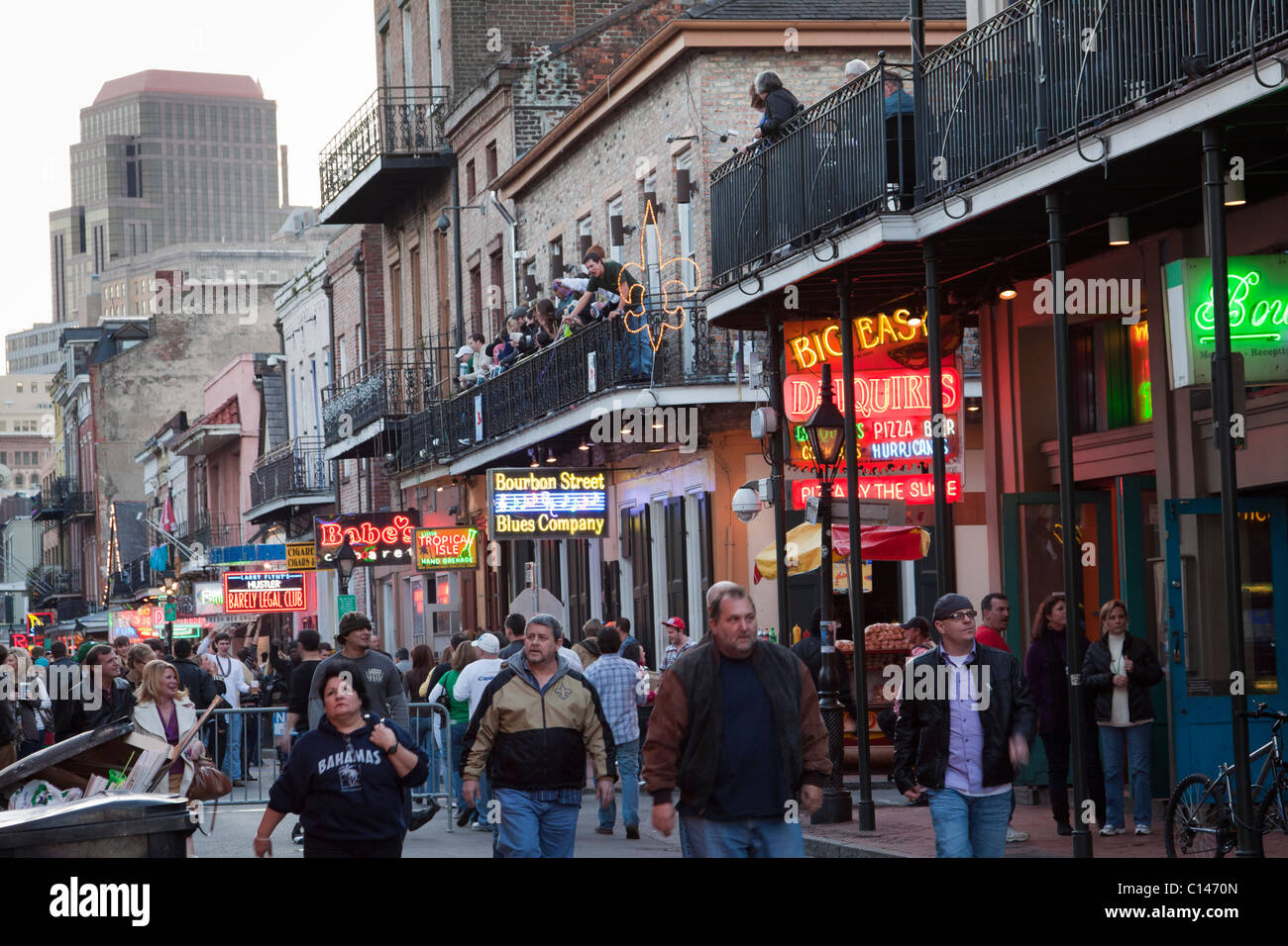 Les gens en passant par les enseignes au néon de bars et boîtes de nuit sur Bourbon Street à La Nouvelle Orléans Banque D'Images
