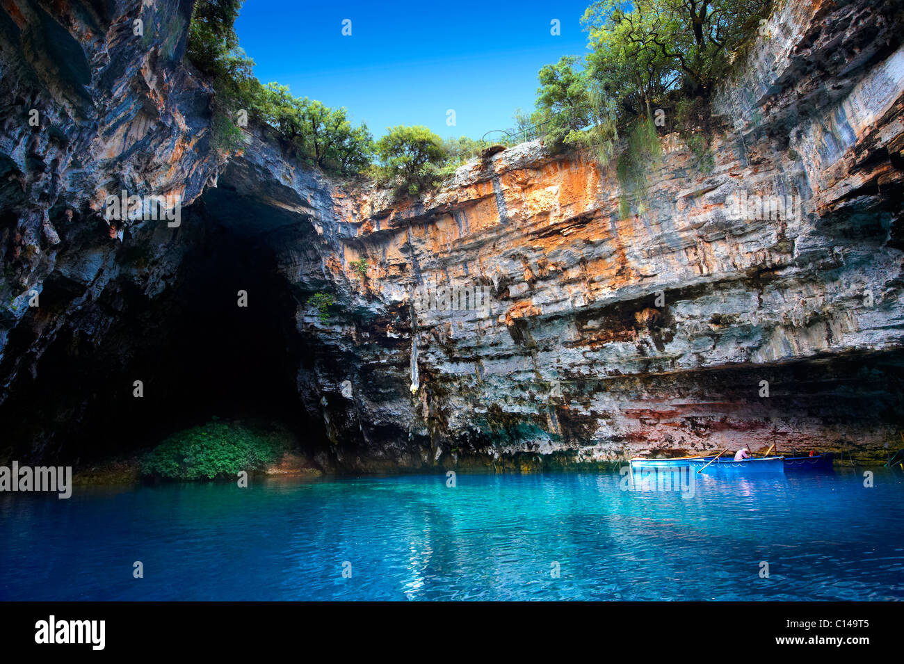 La grotte de Melissani Lac à l'intérieur des terres, d'eau de mer, Kefalonia, îles Ioniennes, Grèce. Banque D'Images