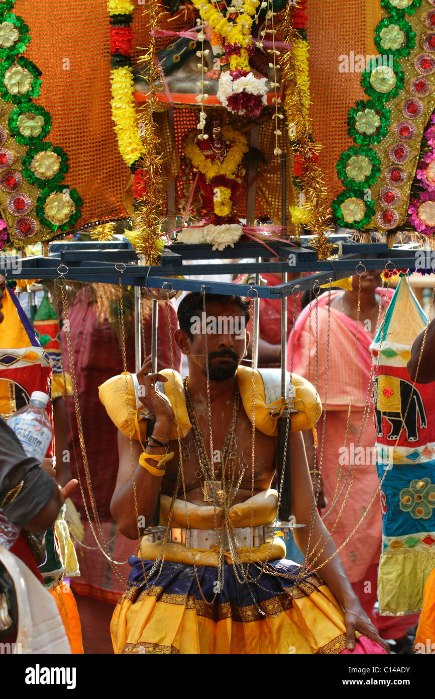 Un Kavadi transporteur prend un repos au cours de la fête hindoue de Thaipusam le 20 janvier 2011 dans les grottes de Batu, la Malaisie. Banque D'Images