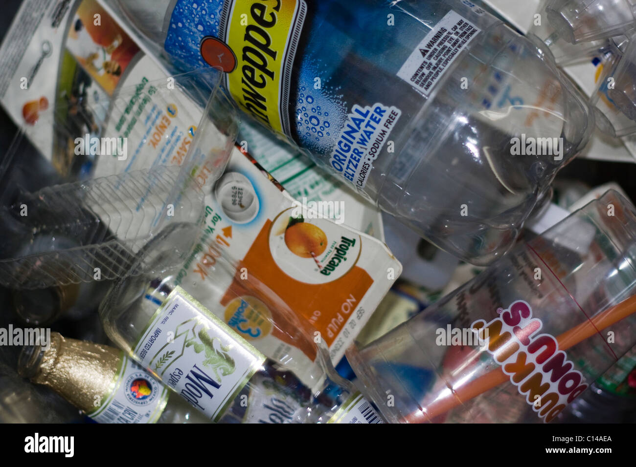 Close up de papier, plastique et verre recyclables Banque D'Images