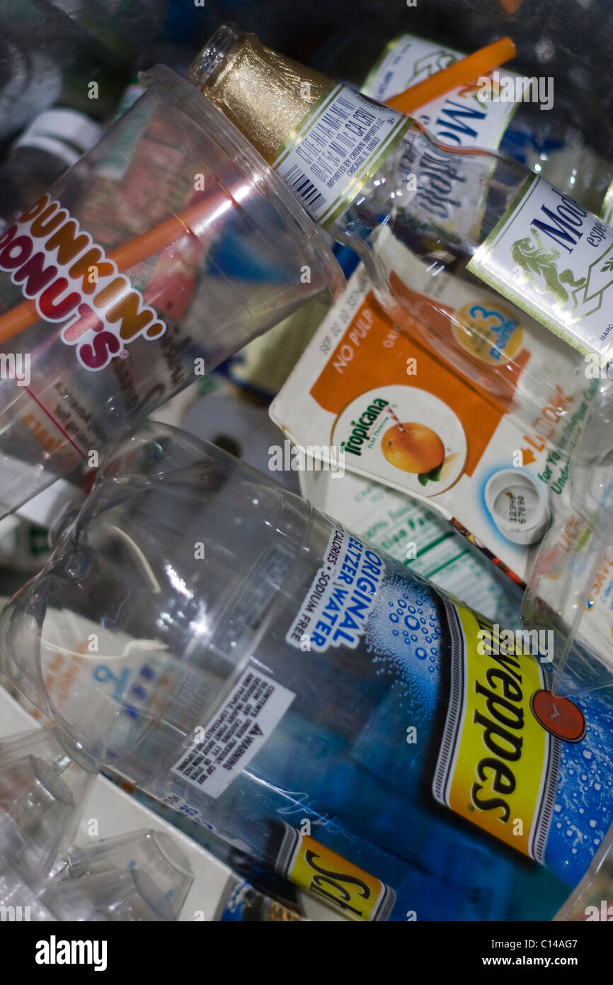 Close up de papier, plastique et verre recyclables Banque D'Images