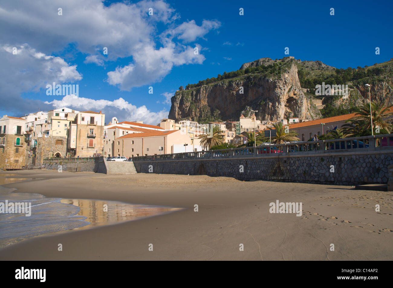 Plage de la ville de Cefalù avec La Rocca montagne en arrière-plan côte Tyrrhénienne Sicilia Italie Europe Banque D'Images