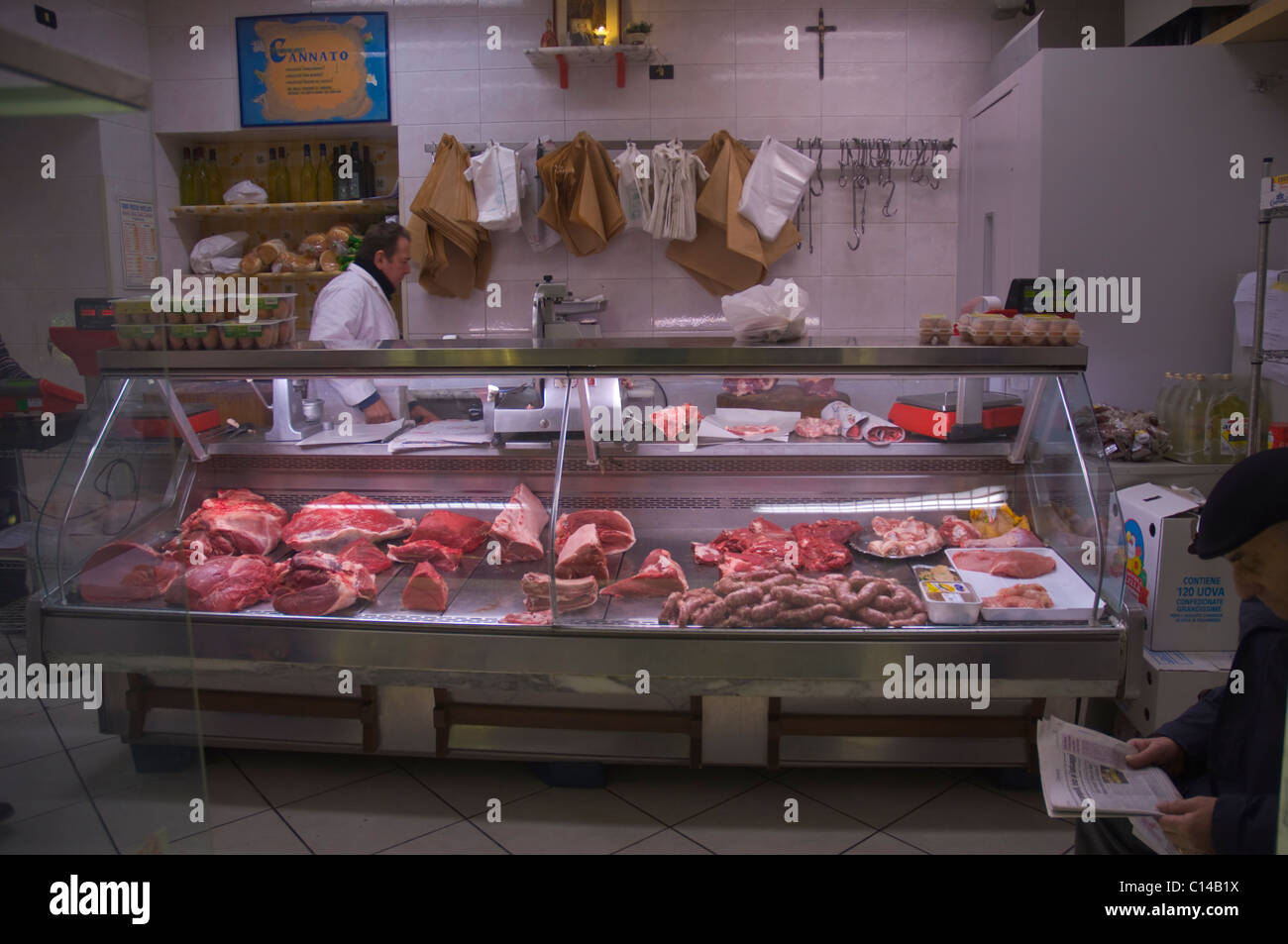 Boucherie le long de la rue Spaccanapoli centro storico la vieille ville Naples Campanie Italie Europe Banque D'Images