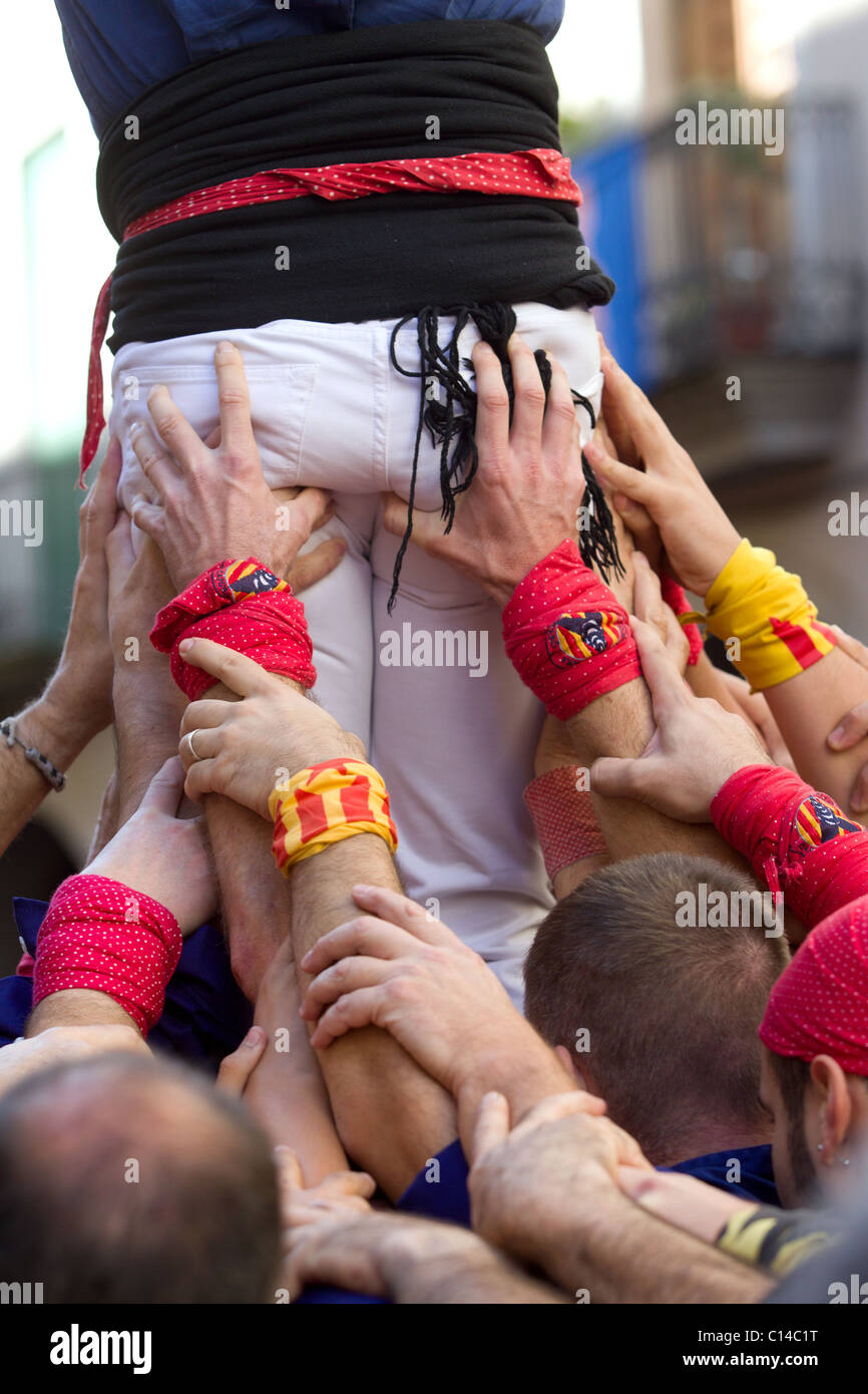 Les participants au festival tour de Catalogne, Espagne nous soutenant les uns les autres Banque D'Images