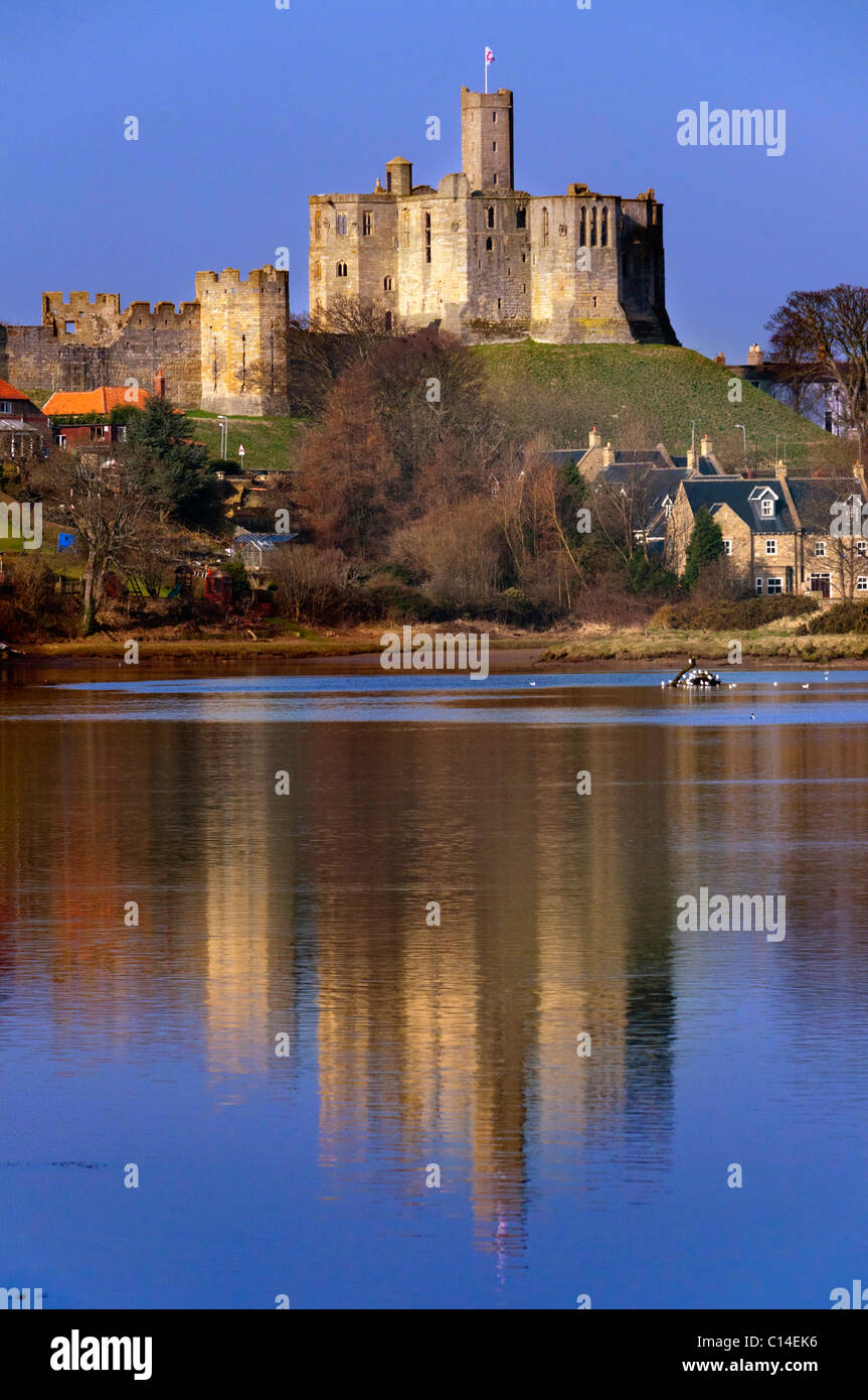 Château de Warkworth reflétée dans la rivière Coquet Banque D'Images