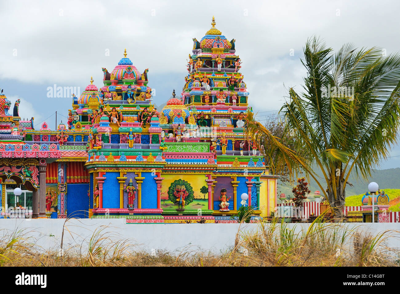 Le coloré temple indien Siva Soopramaniarkovil vus de la route B55 à Bel Air, Flacq, Ile Maurice. Banque D'Images