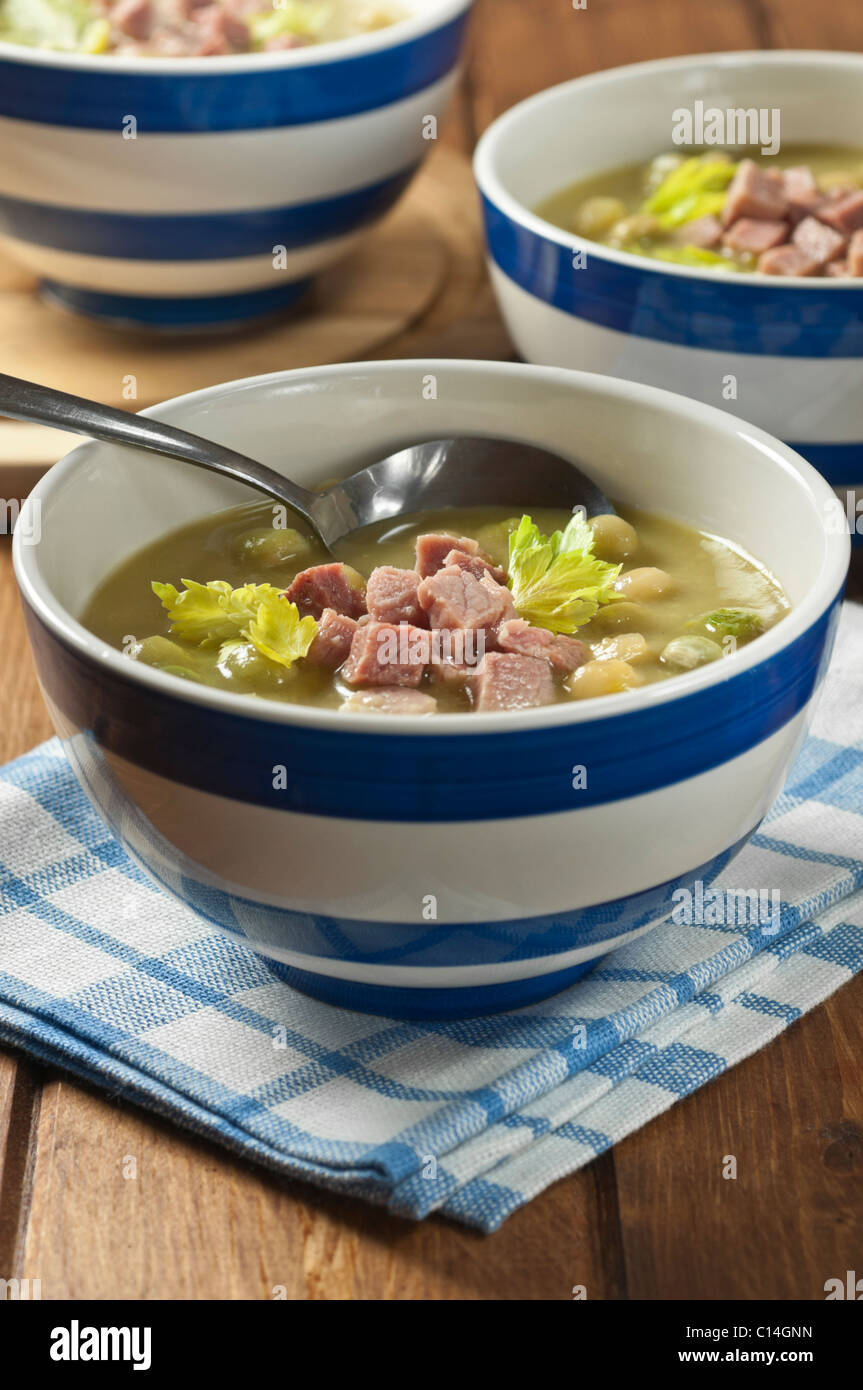 Soupe aux pois et au jambon Banque de photographies et d’images à haute ...