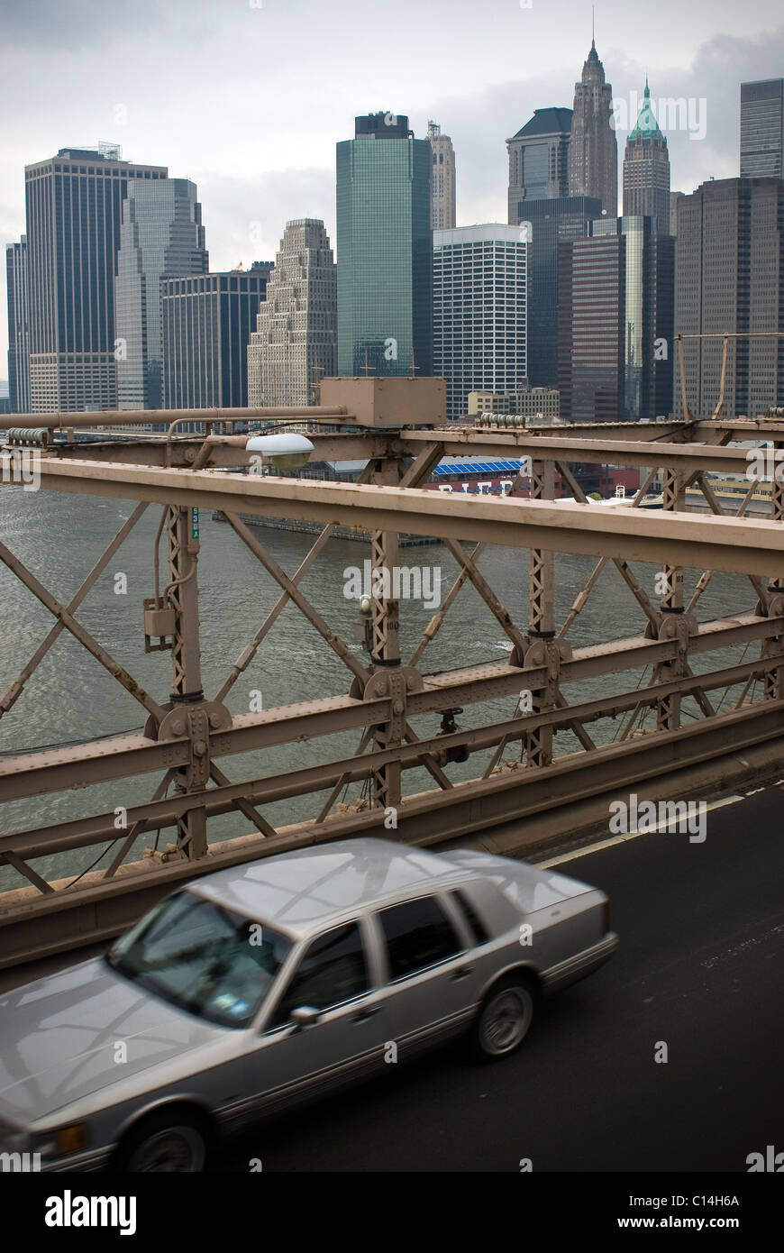 Voiture en traversant le pont de Brooklyn, New York City, USA Banque D'Images