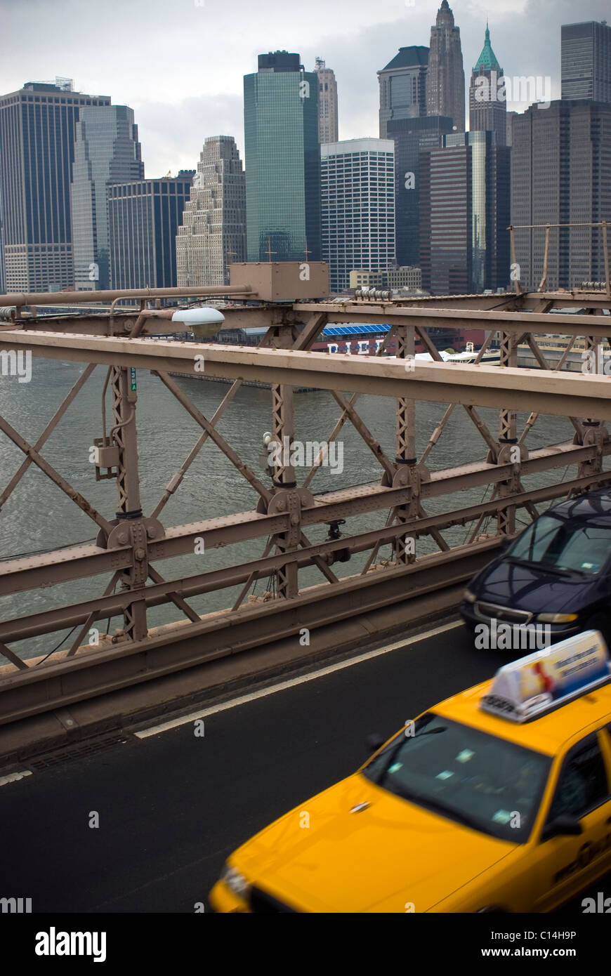 New York taxi jaune traverser le pont de Brooklyn, New York, USA Banque D'Images