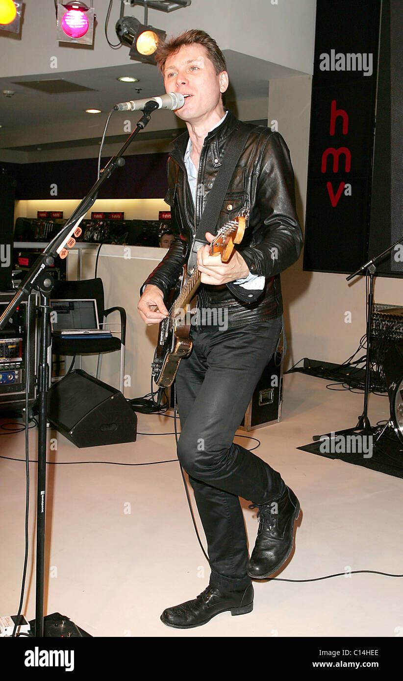Alex Kapranos de Franz Ferdinand effectuer chez HMV LONDRES, ANGLETERRE - 26.01.09 Banque D'Images