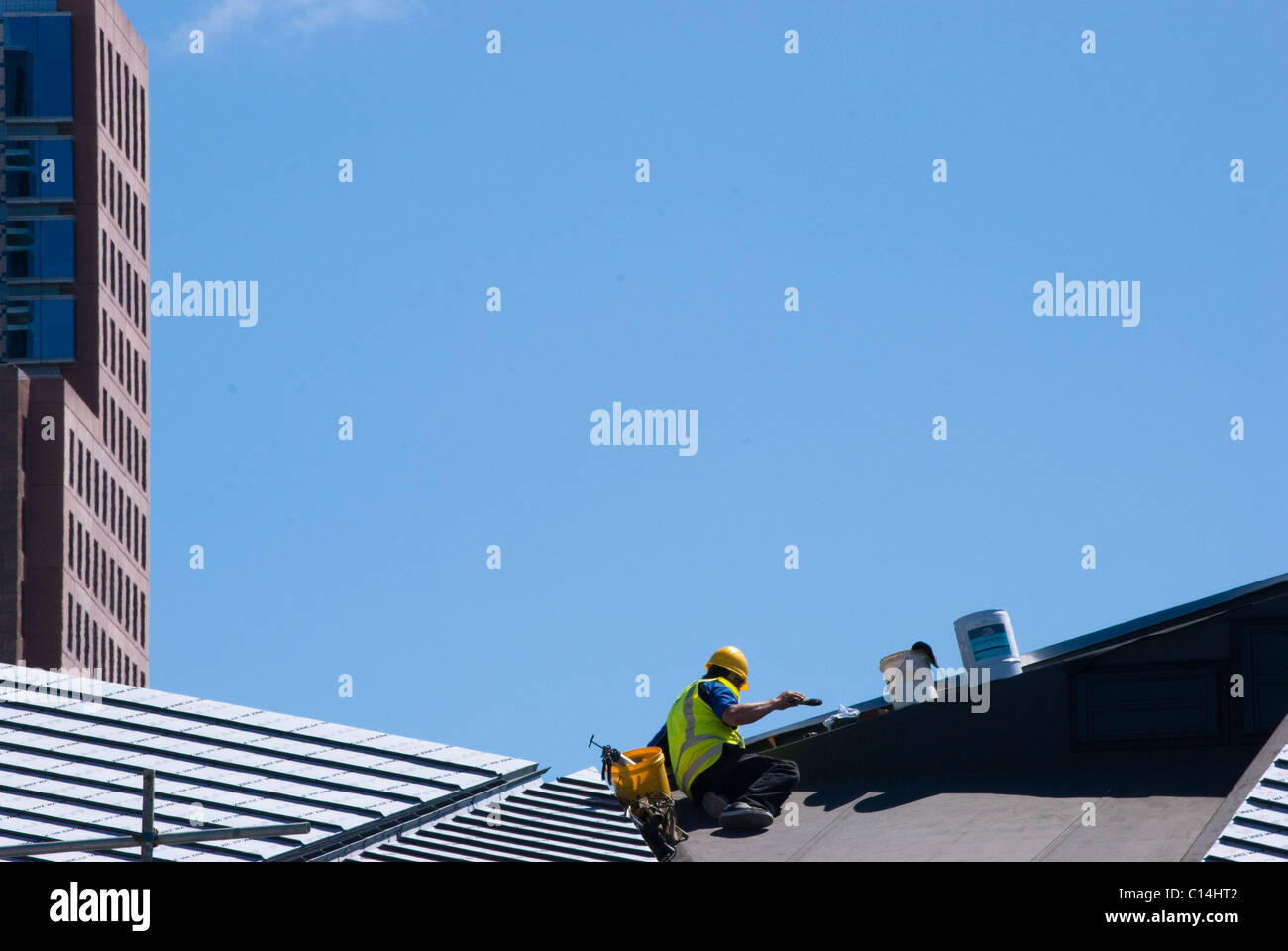 Finition de la construction de certaines toitures, avec des capacités en coin, Wellington, Nouvelle-Zélande (Maoris) maison Wharewak /Waka Banque D'Images