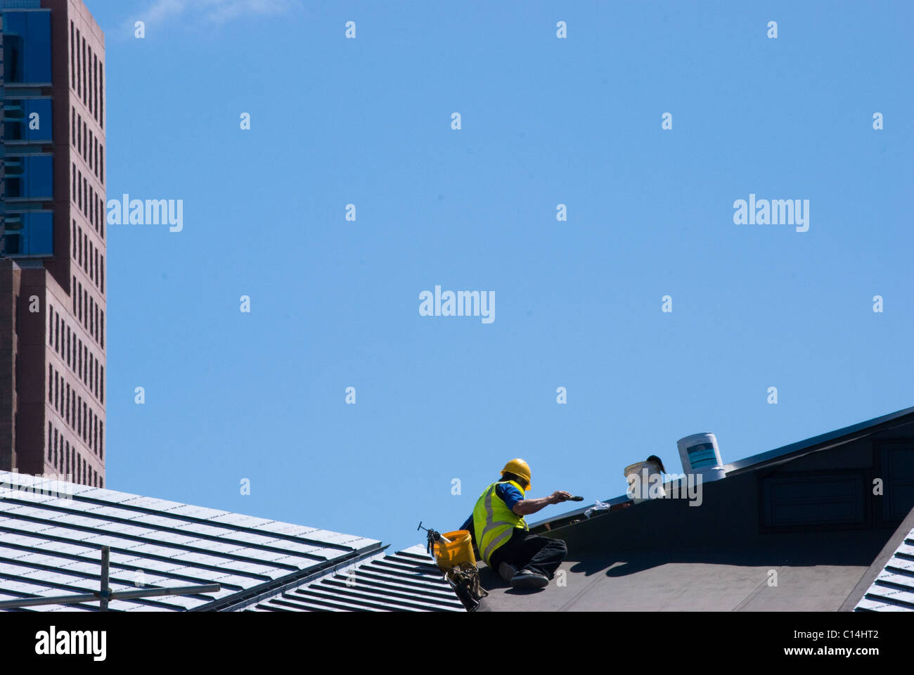 Finition de la construction de certaines toitures, avec des capacités en coin, Wellington, Nouvelle-Zélande (Maoris) maison Wharewak /Waka Banque D'Images Finition de la construction de certaines toitures, avec des capacités en coin, Wellington, Nouvelle-Zélande (Maoris) maison Wharewak /Waka Banque D'Images
