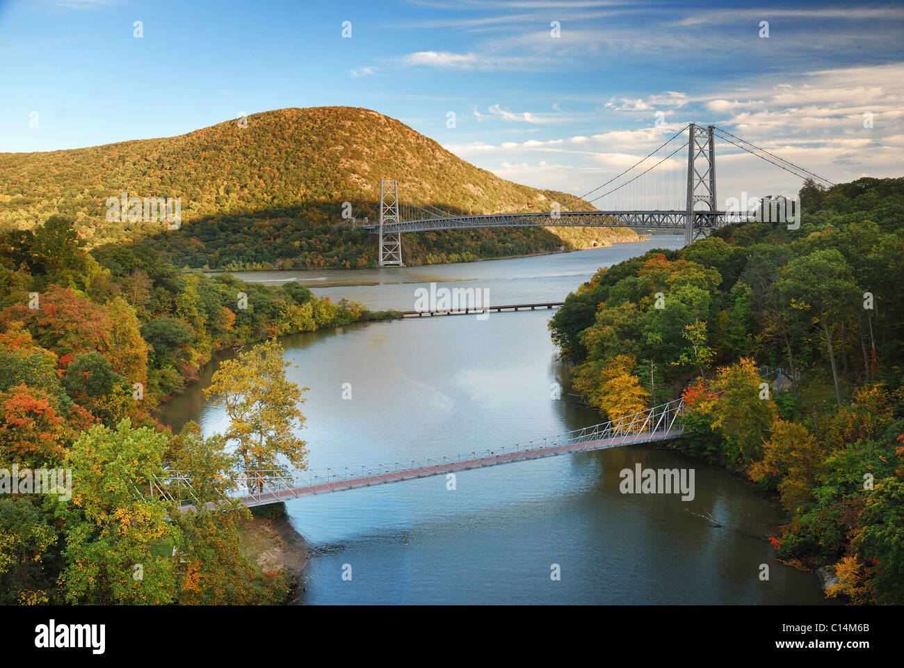 Vallée de la rivière Hudson à l'automne, avec la montagne en couleurs et pont sur le fleuve Hudson. Banque D'Images
