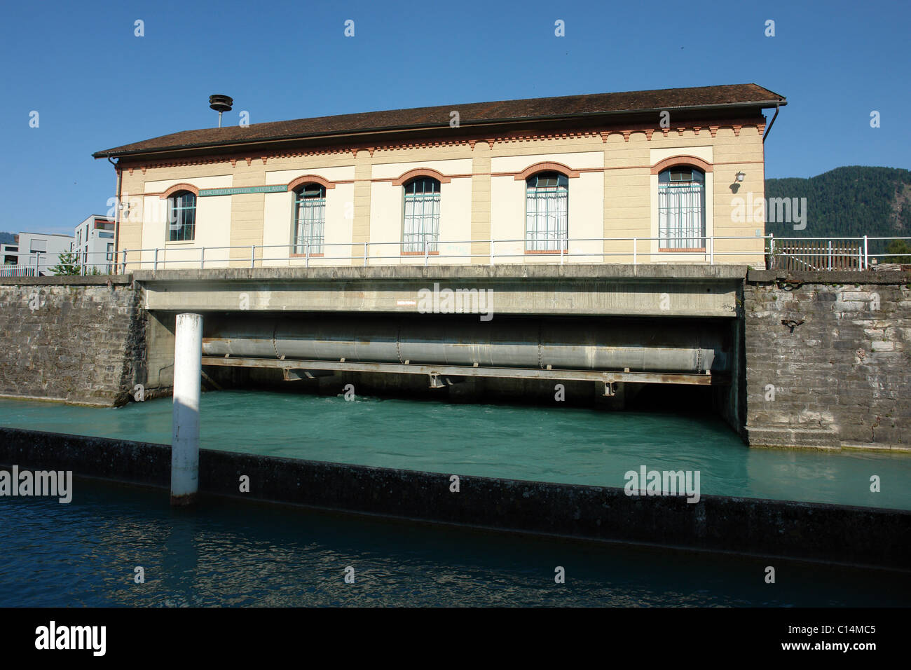 Une petite centrale sur le canal de navigation d'Interlaken, près de la gare Interlaken west. La station a été construite en 1894. Banque D'Images