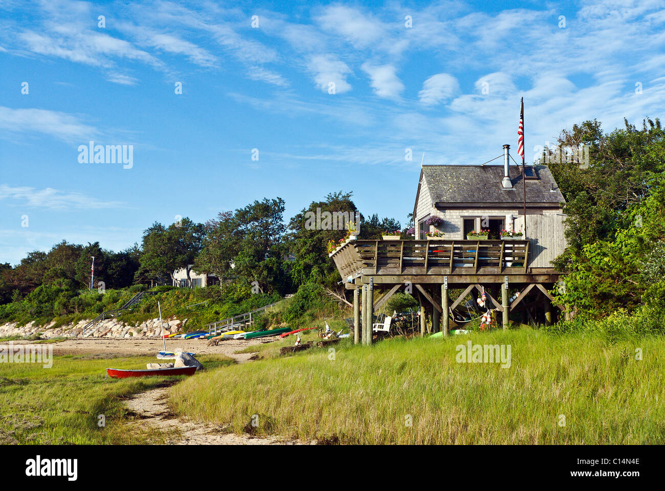 La plage pittoresque cottage sur pilotis avec barque le long de weeset nauset harbor point, cape cod, ma, Banque D'Images