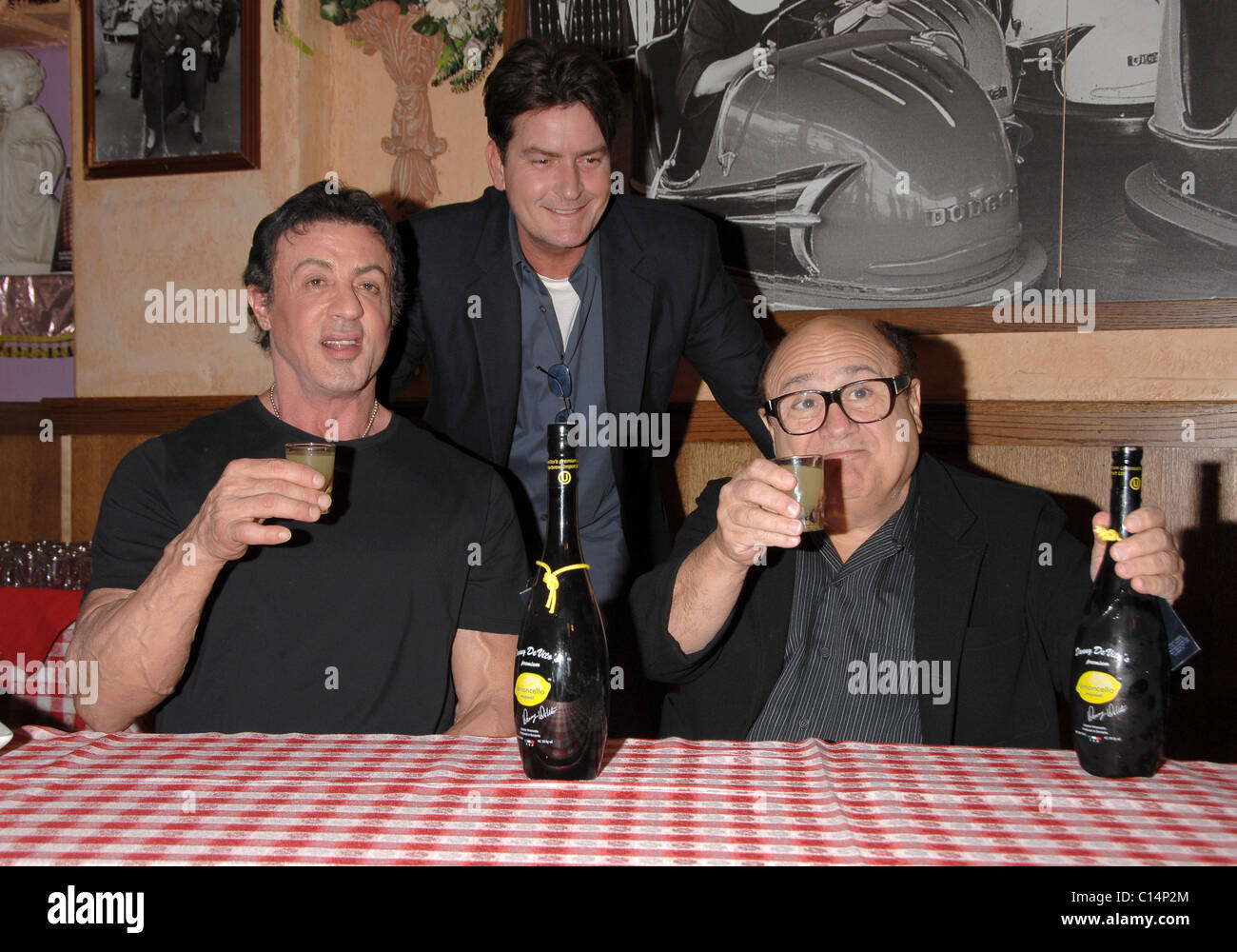 Sylvester Stallone, Charlie Sheen et Danny DeVito, Grande ouverture du restaurant italien Buca di Beppo sur Universal City Walk Banque D'Images