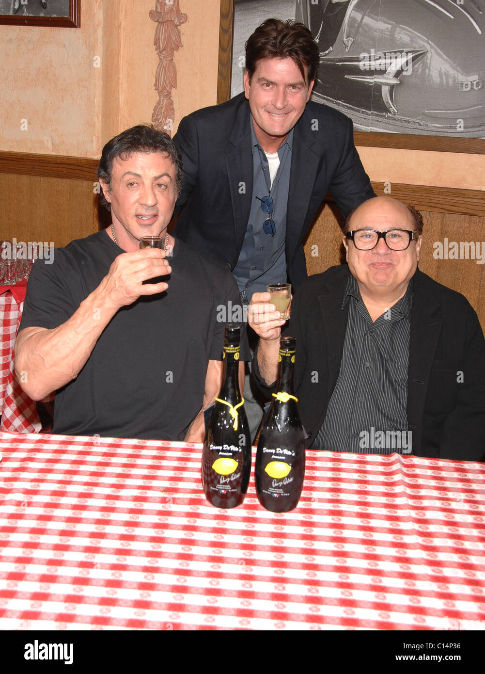 Sylvester Stallone, Charlie Sheen et Danny DeVito, Grande ouverture du restaurant italien Buca di Beppo sur Universal City Walk Banque D'Images