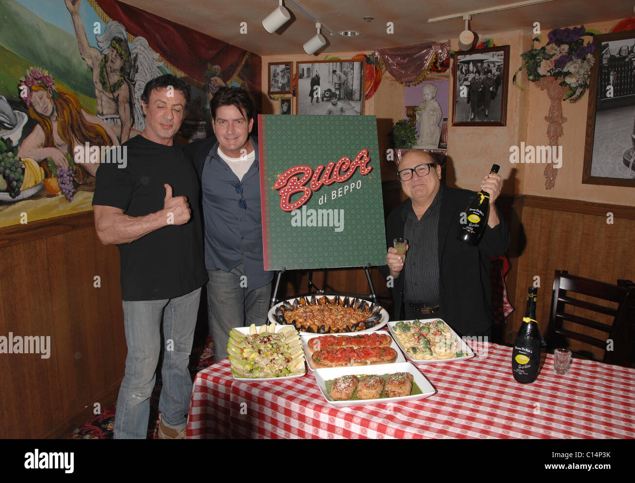 Sylvester Stallone, Charlie Sheen et Danny DeVito, Grande ouverture du restaurant italien Buca di Beppo sur Universal City Walk Banque D'Images