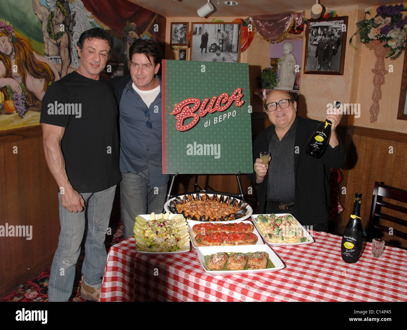 Sylvester Stallone, Charlie Sheen et Danny DeVito, Grande ouverture du restaurant italien Buca di Beppo sur Universal City Walk Banque D'Images