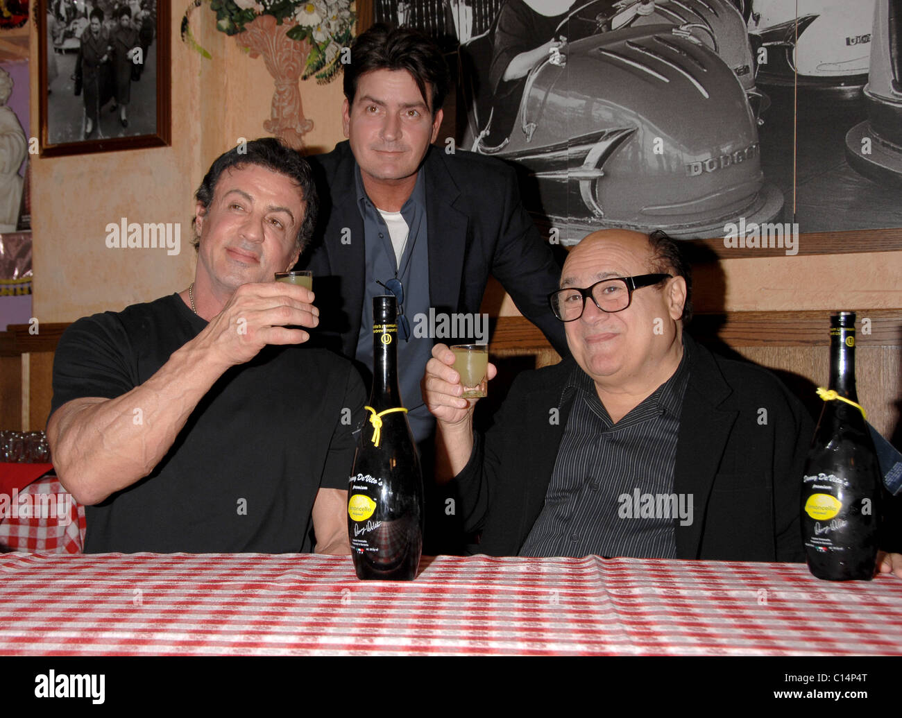 Sylvester Stallone, Charlie Sheen et Danny DeVito, Grande ouverture du restaurant italien Buca di Beppo sur Universal City Walk Banque D'Images
