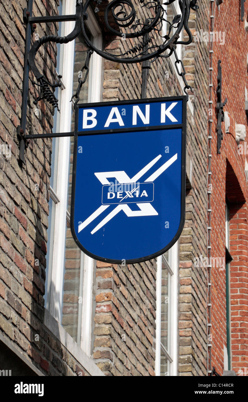 Inscrivez-Logo au-dessus de l'Institution financière franco-belge Dexia en direction de Bruges, Belgique. Banque D'Images